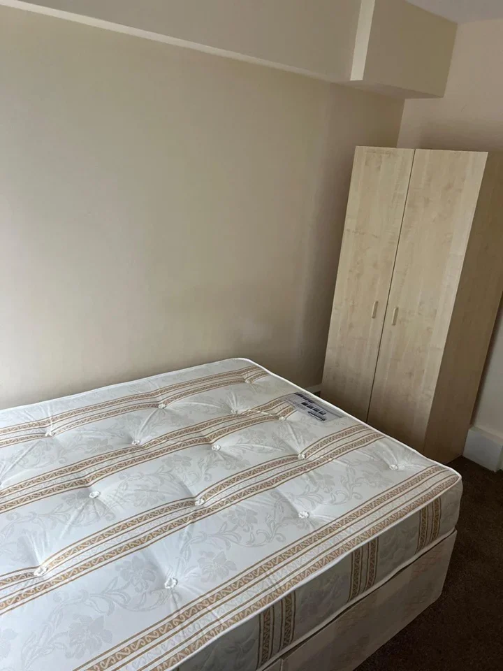 Room Exeter Road in Greater London