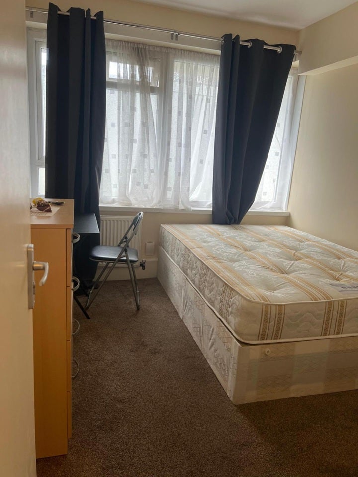 Room Exeter Road in Greater London