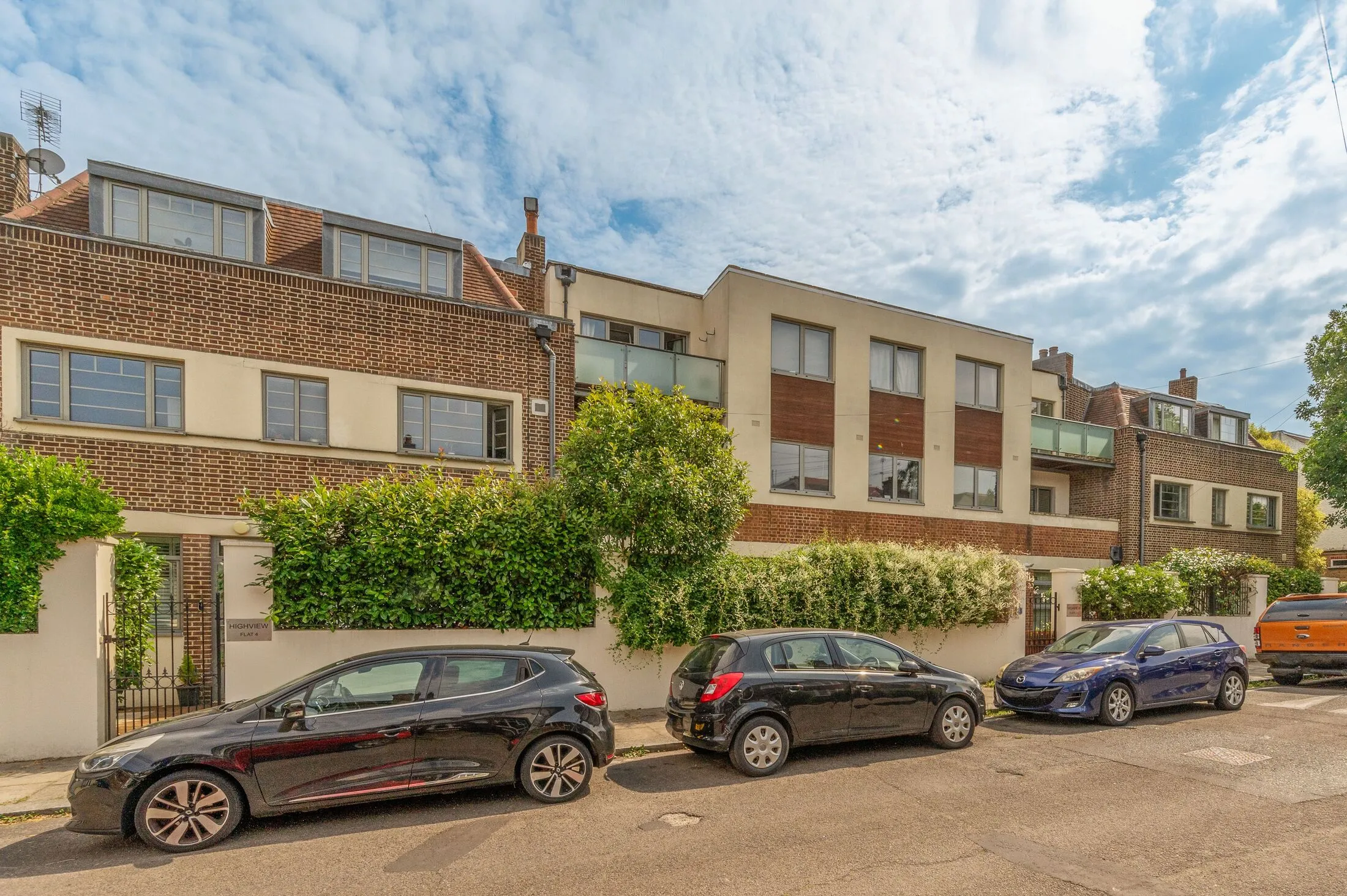 Flat Romeyn Road in Greater London