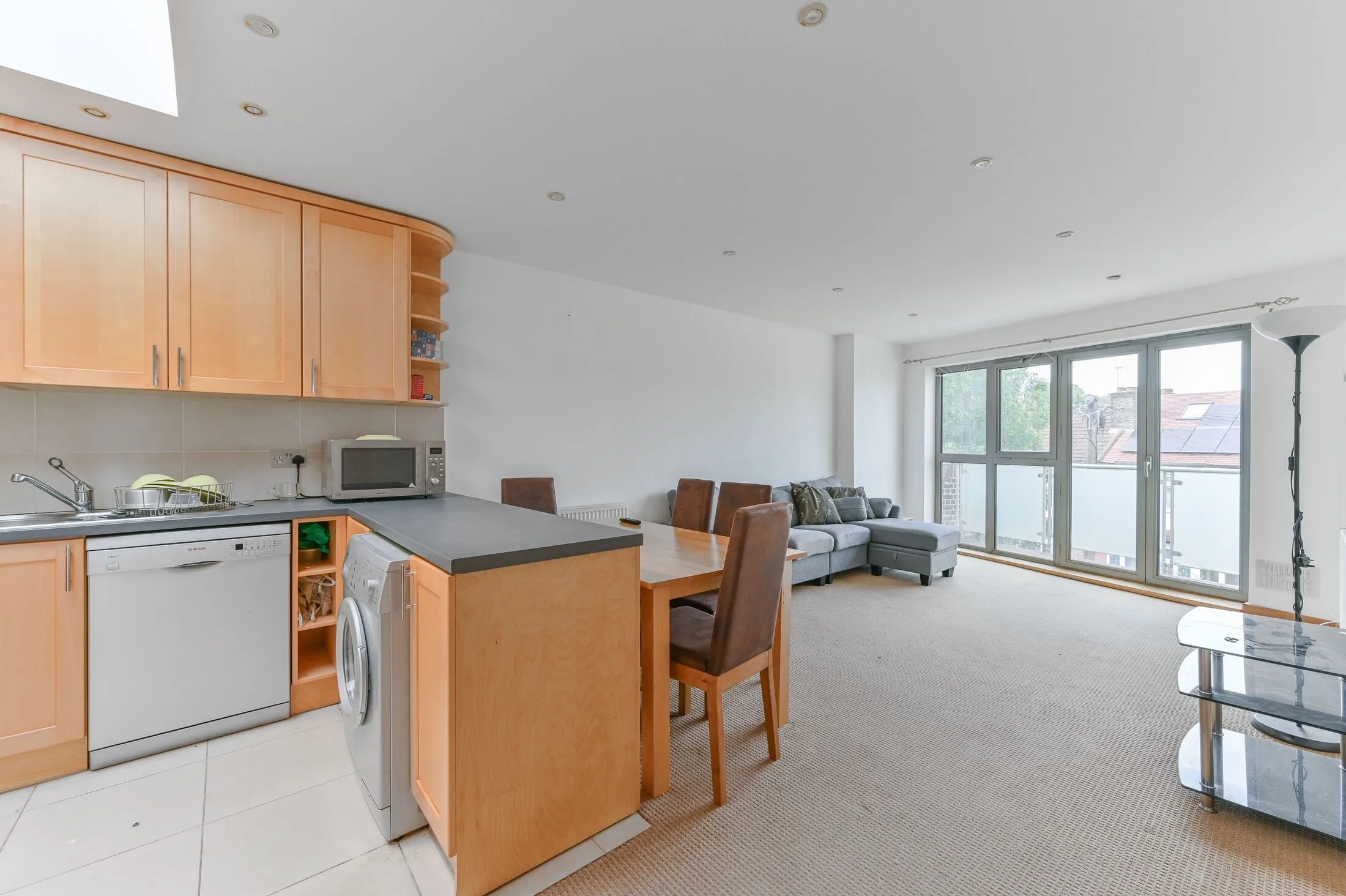 Flat Romeyn Road in Greater London