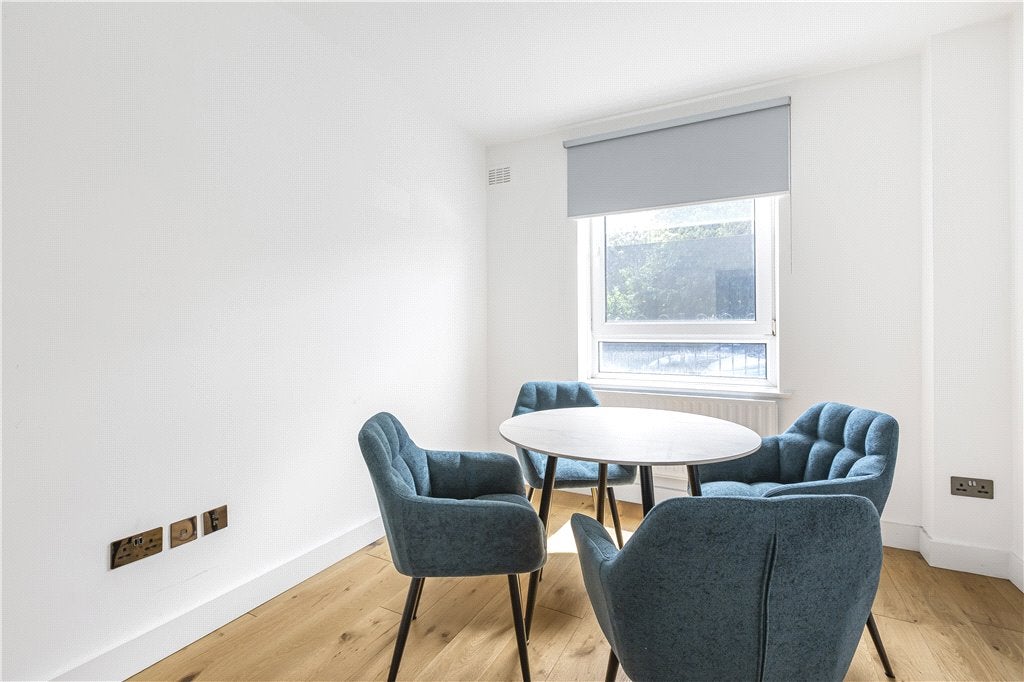 Flat Tanner Street in Greater London