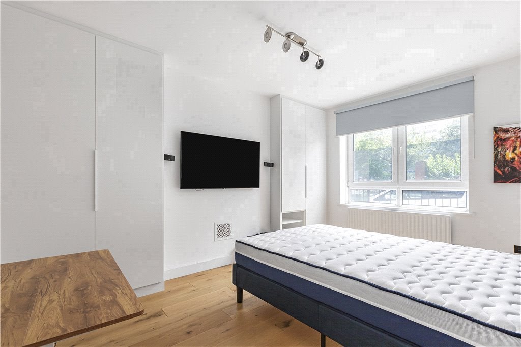 Flat Tanner Street in Greater London