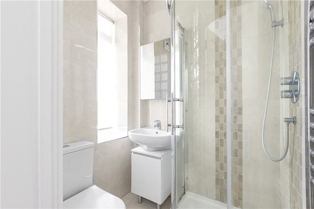 Flat Tanner Street in Greater London