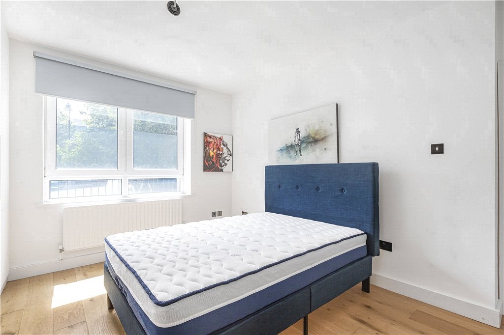 Flat Tanner Street in Greater London