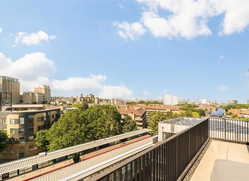 Flat Limehouse Causeway in Greater London