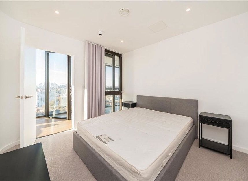 Flat Limehouse Causeway in Greater London