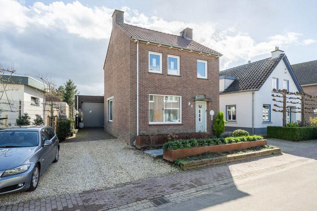 Huis Dorpstraat 5 in Buchten