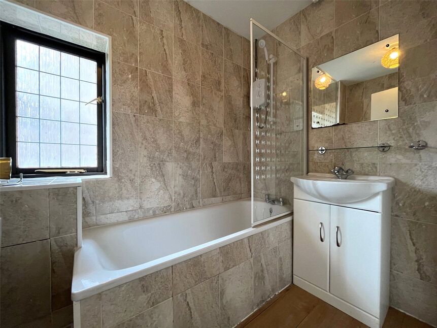 House Felbrigg Close in Luton