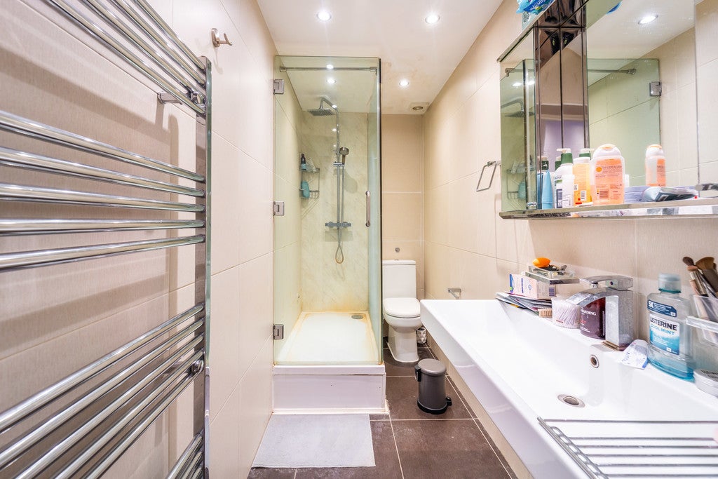 Flat Alvanley Gardens in Greater London