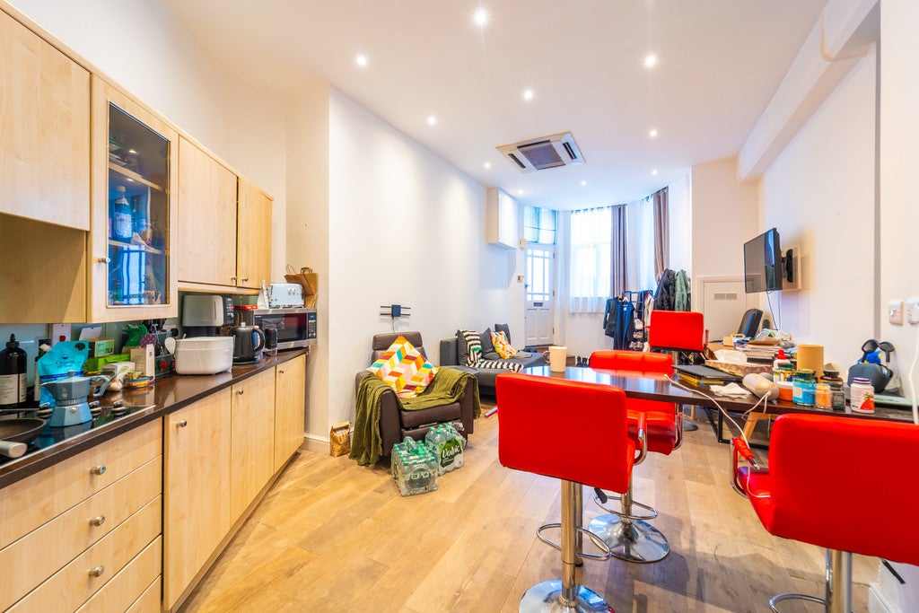 Flat Alvanley Gardens in Greater London