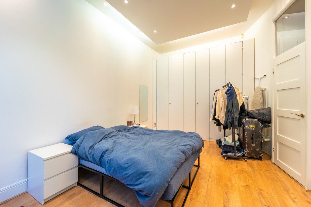Flat Alvanley Gardens in Greater London