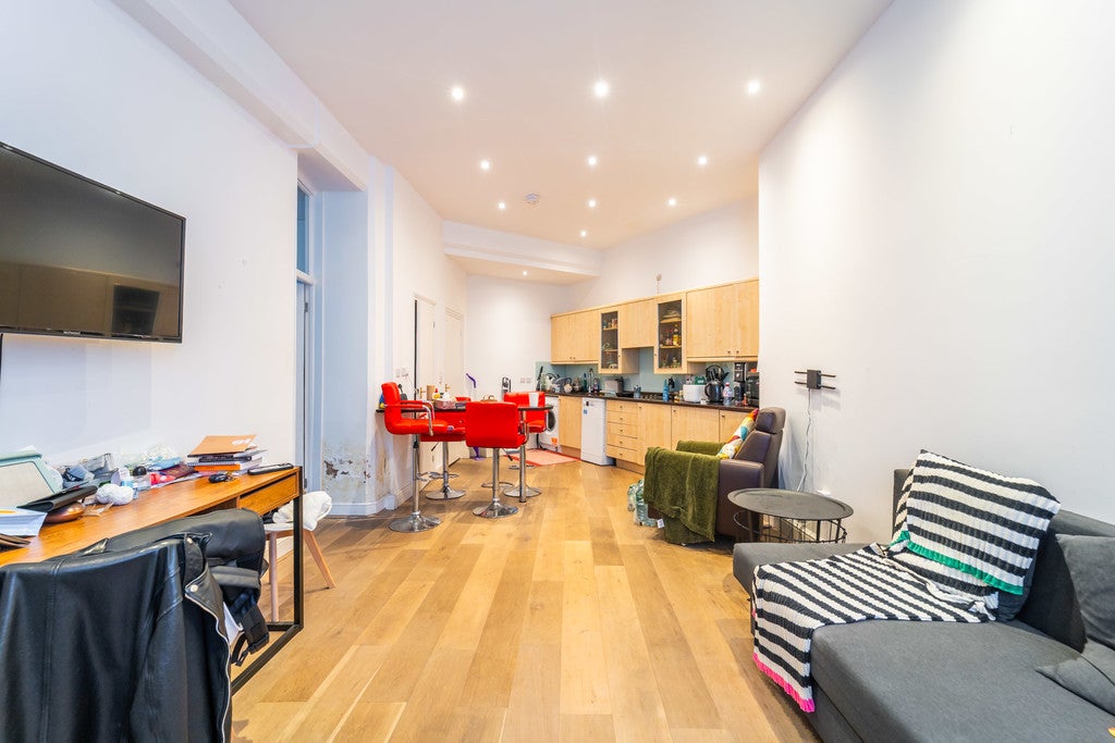 Flat Alvanley Gardens in Greater London