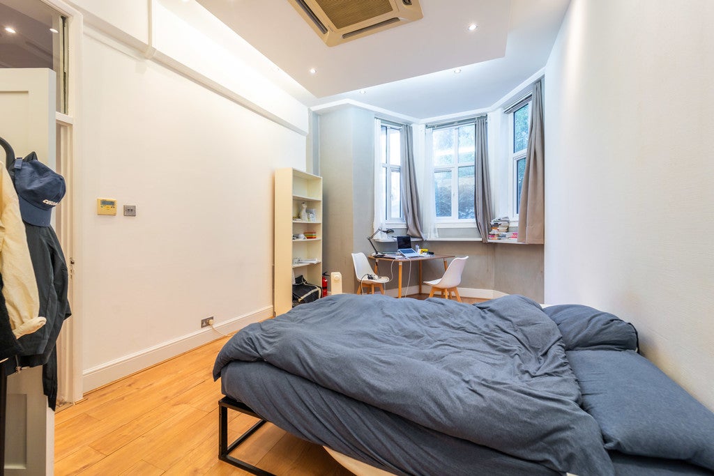 Flat Alvanley Gardens in Greater London