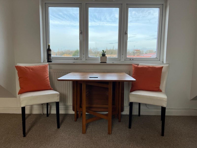 Room New Road in Greater London