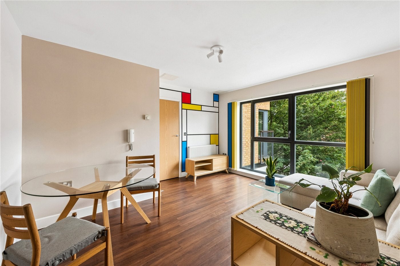 Flat Dunbridge Street in Greater London