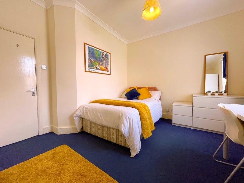 Room Whymark Avenue in Greater London