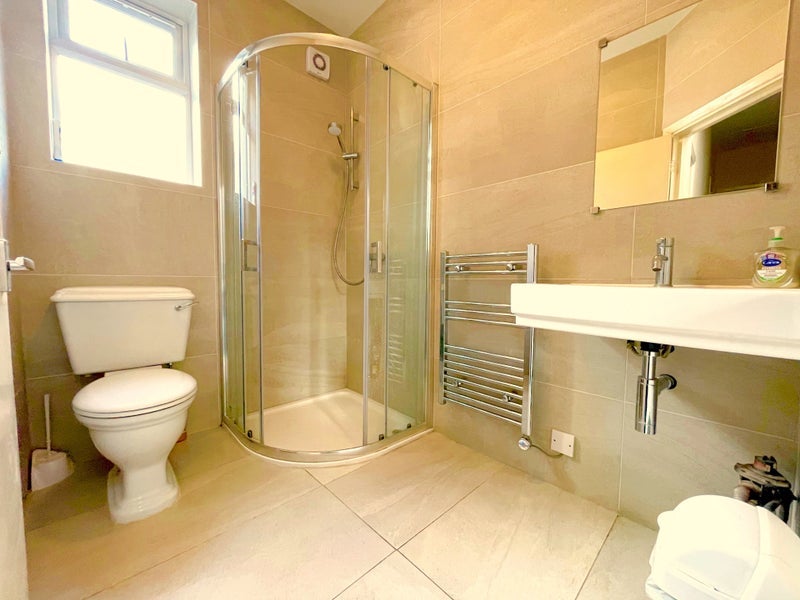 Room Whymark Avenue in Greater London