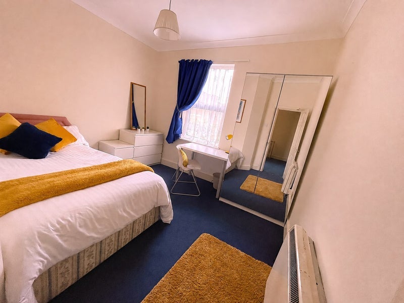 Room Whymark Avenue in Greater London