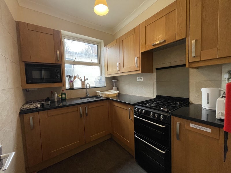 Room Whymark Avenue in Greater London