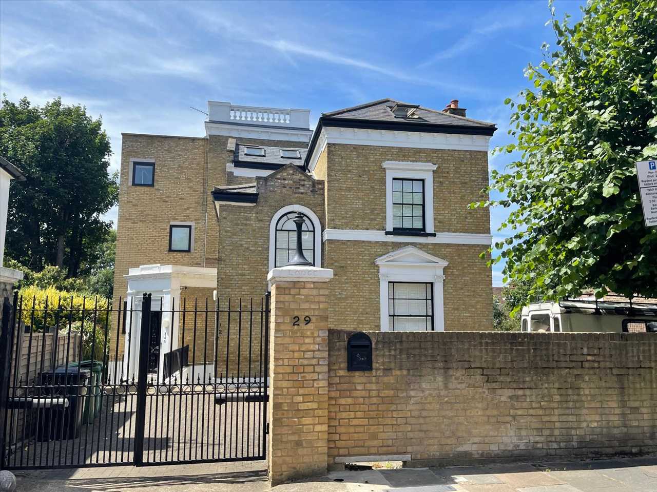 Flat Leigh Road in Greater London