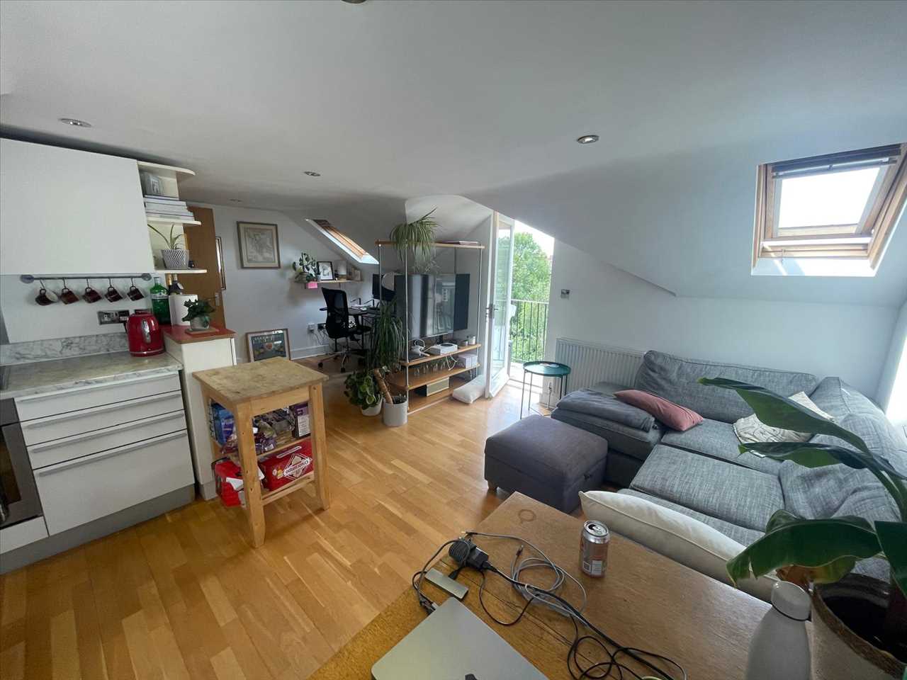 Flat Leigh Road in Greater London
