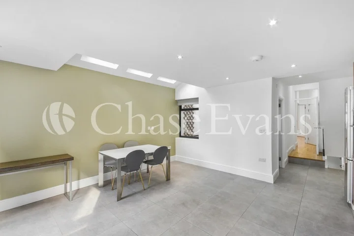 Flat Prideaux Road in Greater London