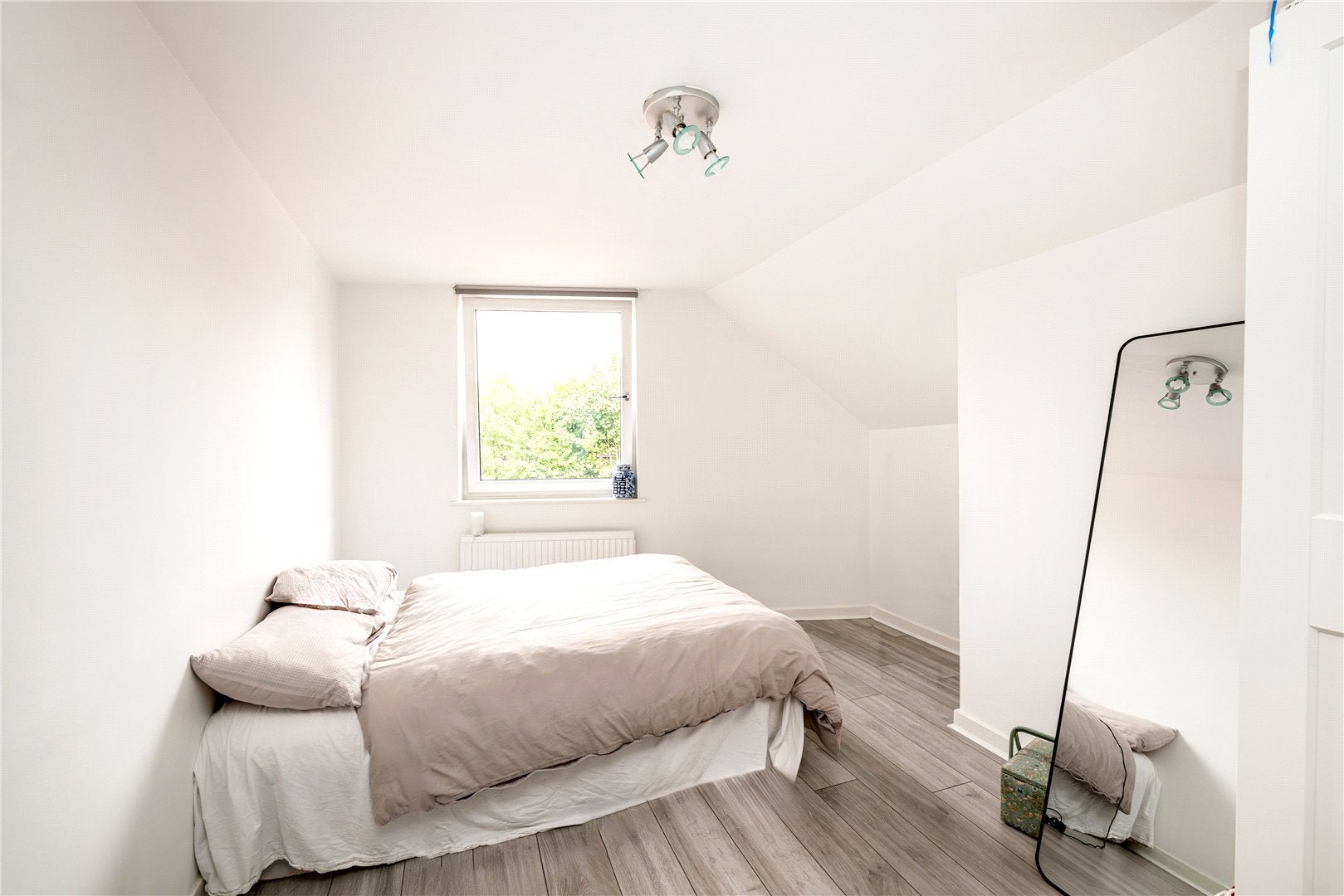 Flat Ruston Mews in Greater London