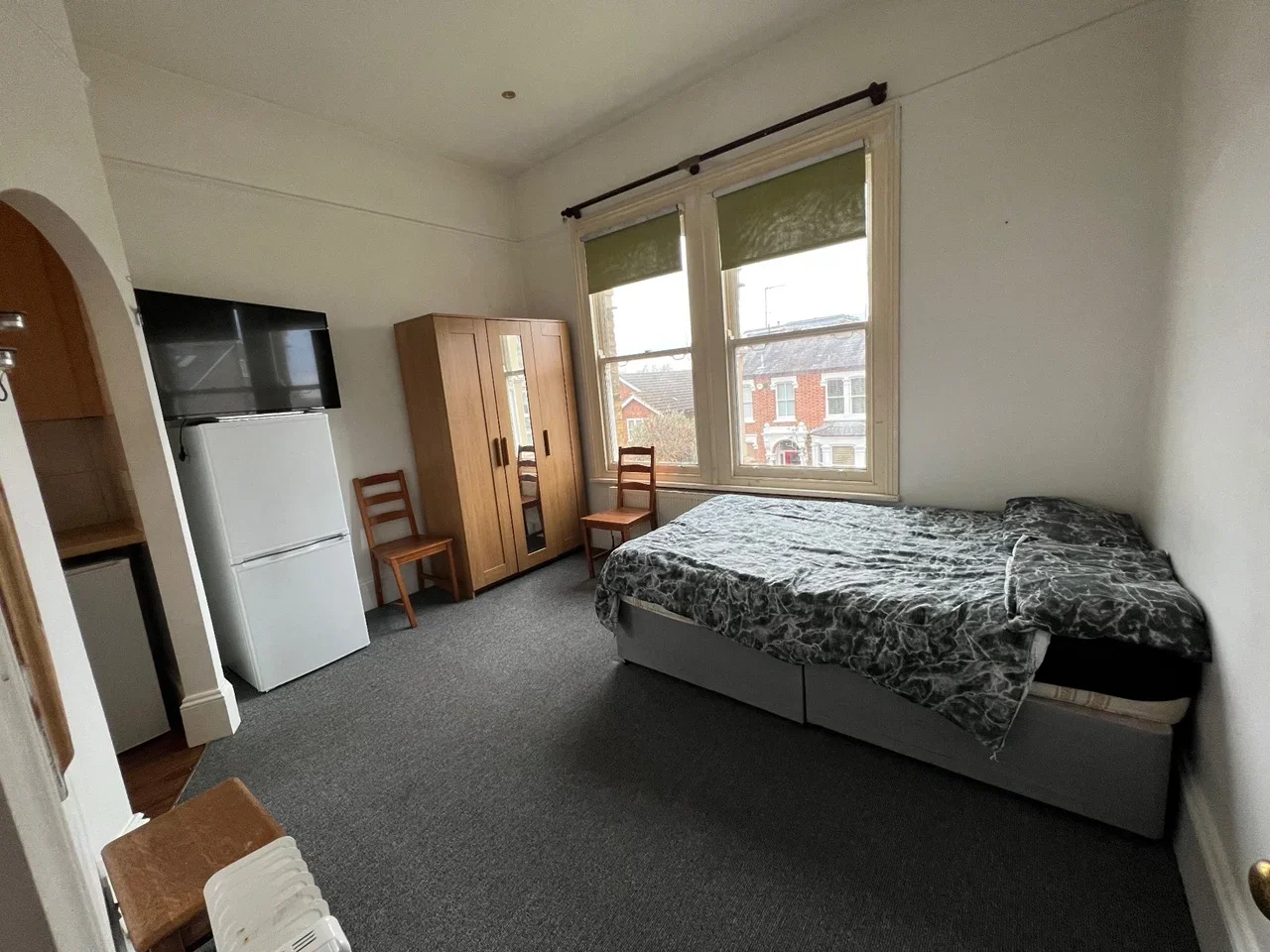 Flat Woodville Road in Greater London