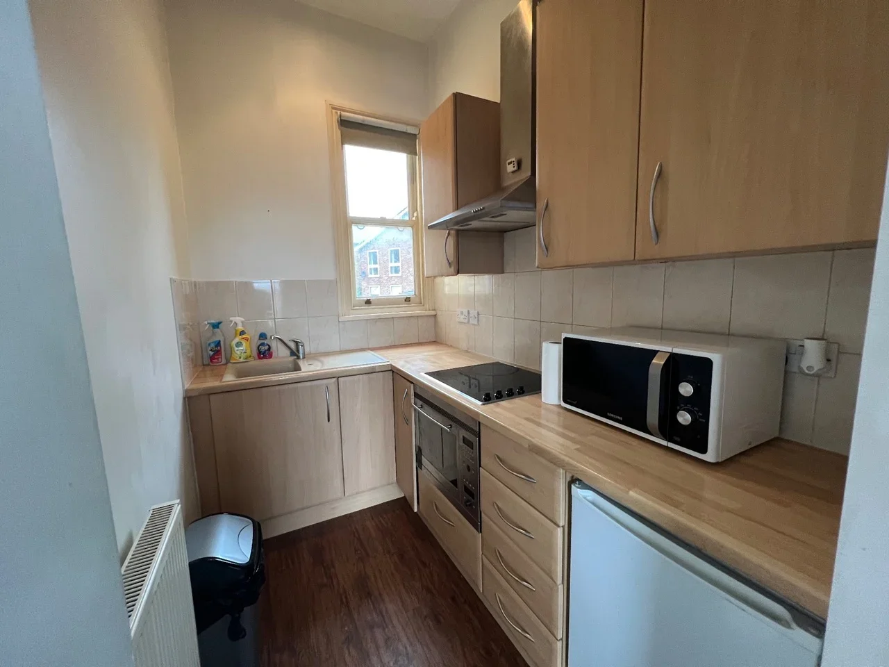 Flat Woodville Road in Greater London
