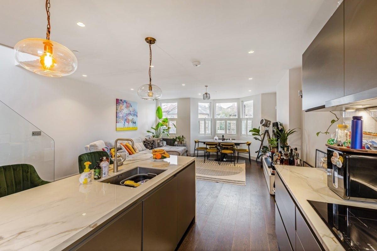 Flat Chambers Lane in Greater London