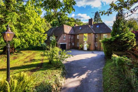 House Rockshaw Road in Tandridge
