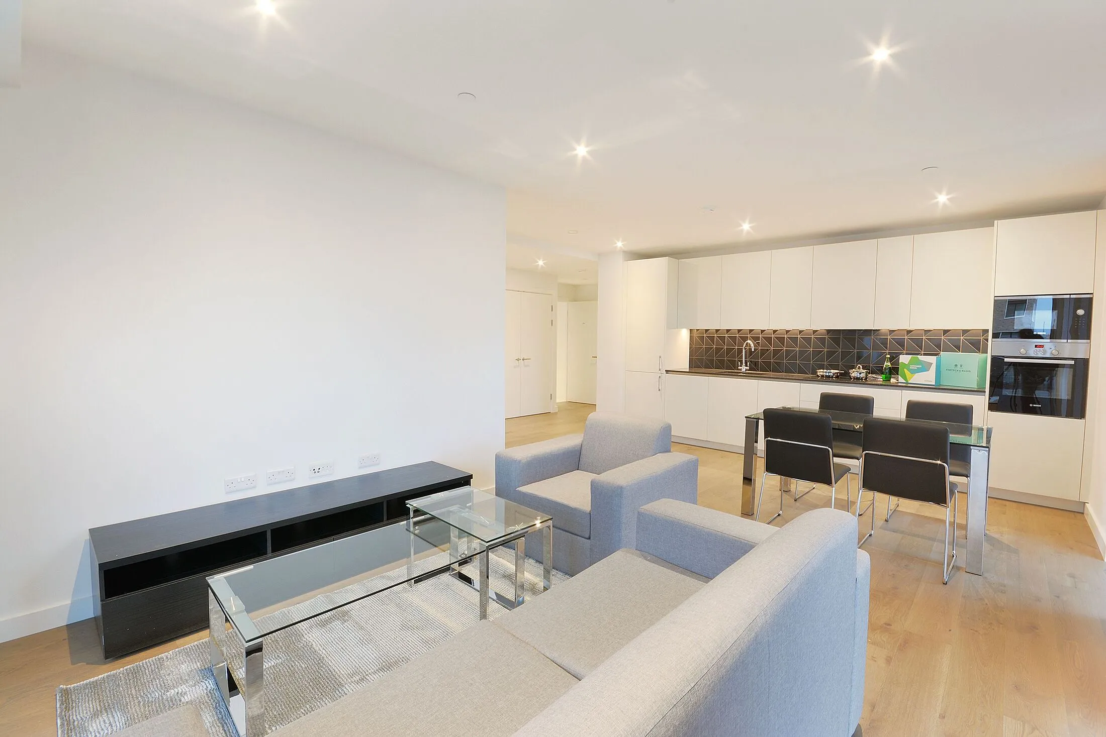 Flat Deacon Street in Greater London
