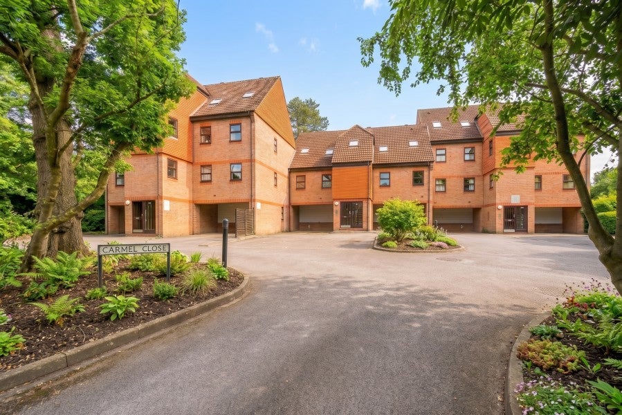 Flat Mount Hermon Road in Woking