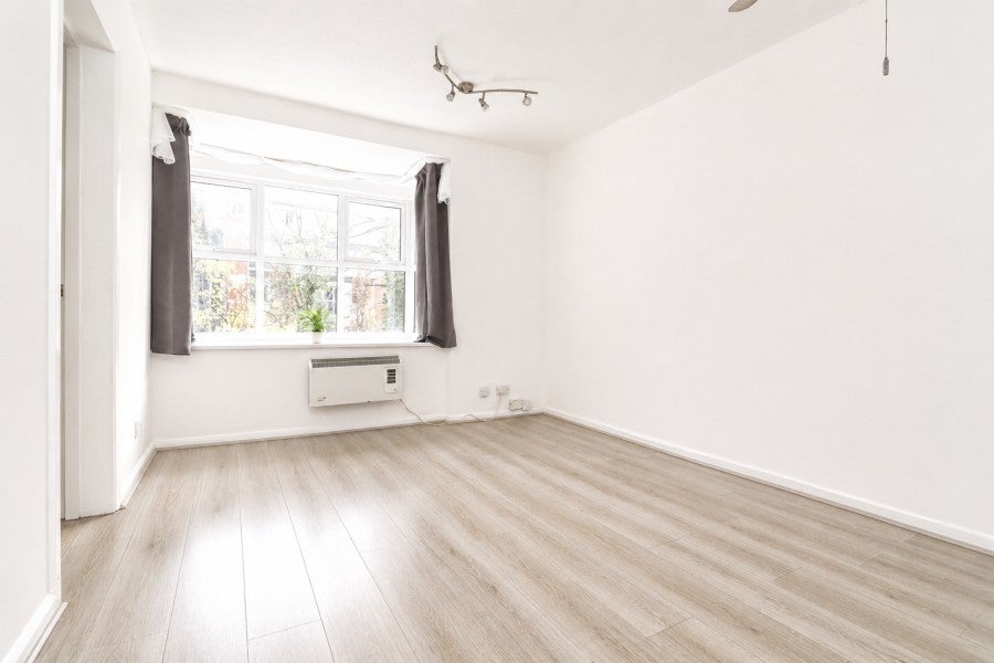Flat Mount Hermon Road in Woking
