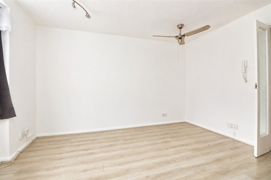 Flat Mount Hermon Road in Woking
