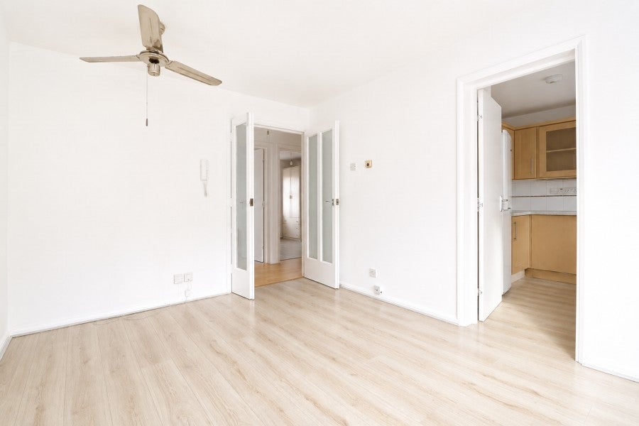 Flat Mount Hermon Road in Woking