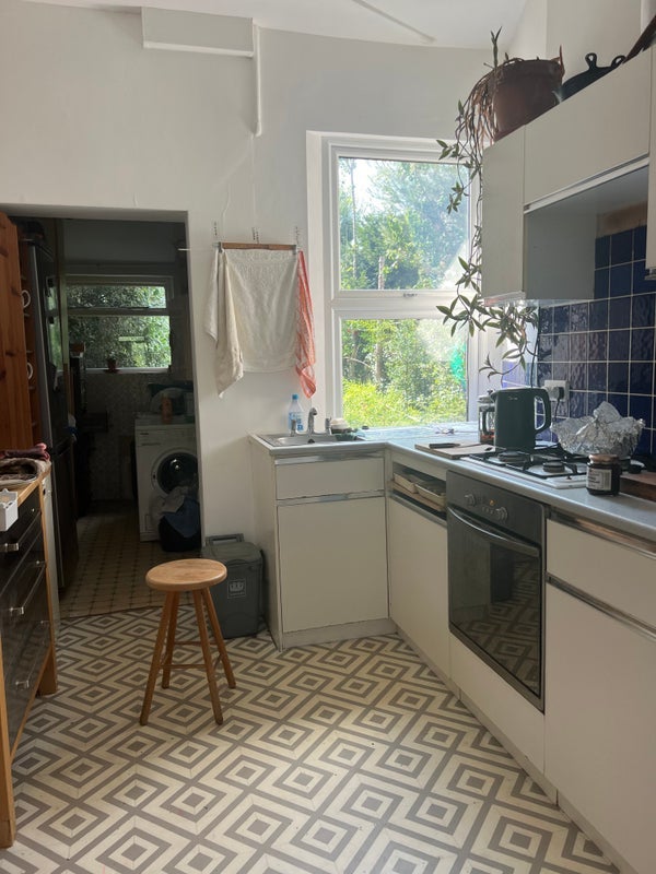 Room Birkhall Road in Greater London