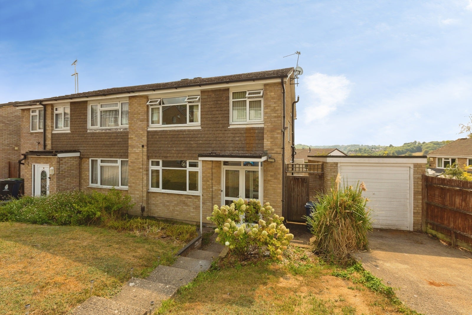 House Kestrel Close in High Wycombe