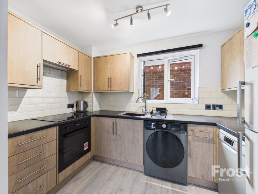 Flat Littlebrook Avenue in Slough