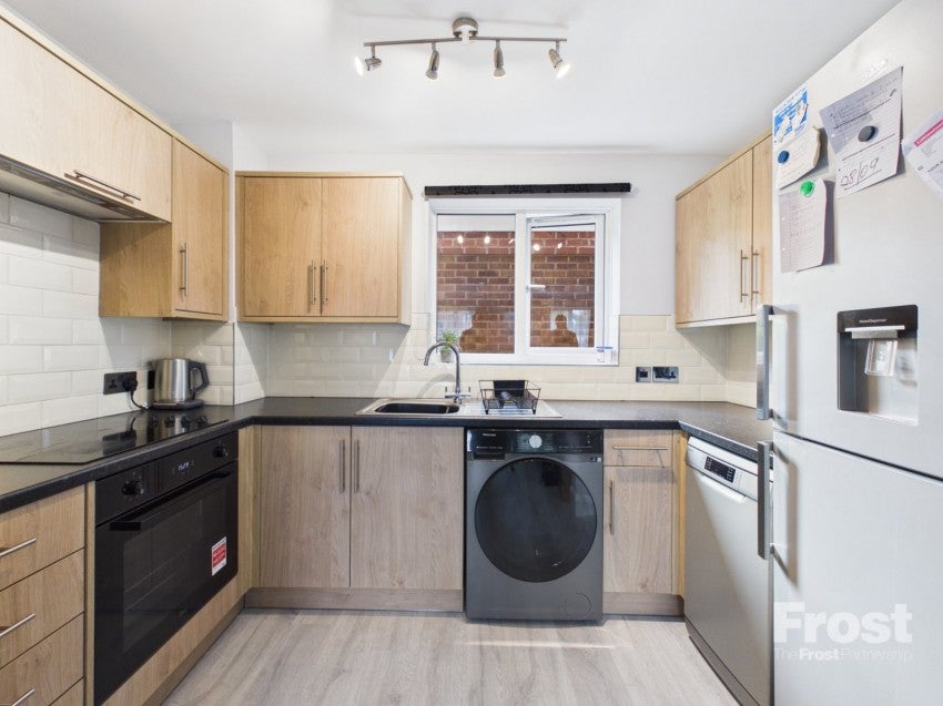 Flat Littlebrook Avenue in Slough