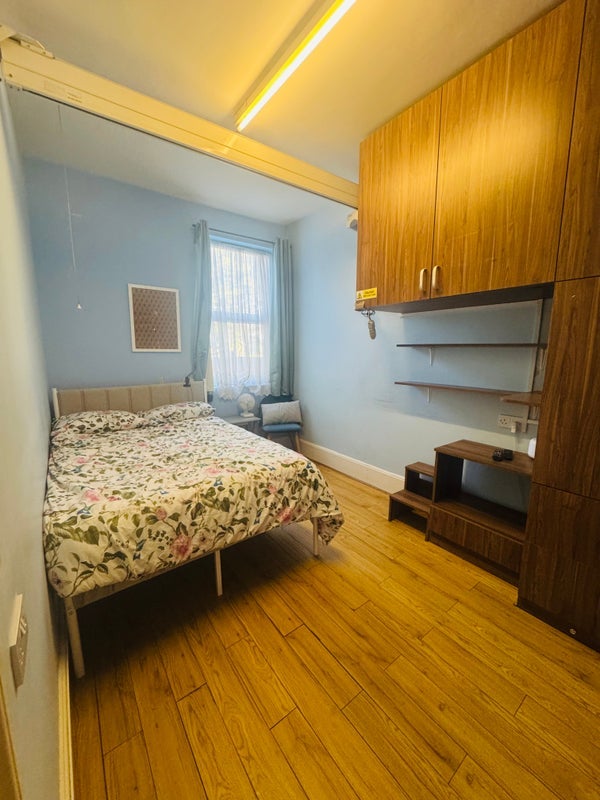 Room Plashet Road in Greater London