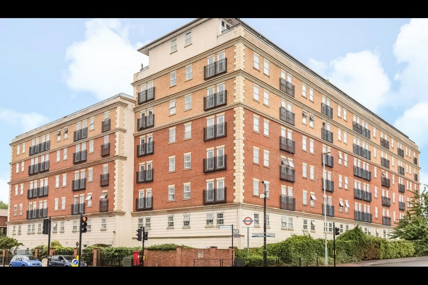 Flat Pembroke Road in Greater London