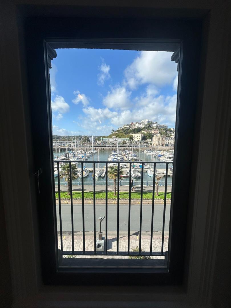 Flat Victoria Parade in Torquay