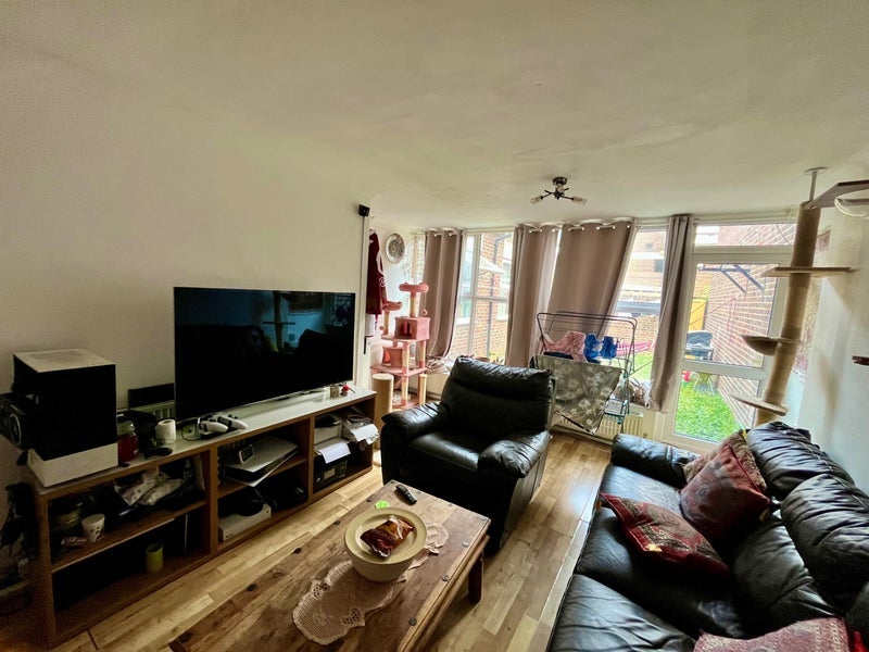 Room Mallard Close in Greater London