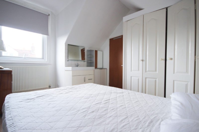 Flat Buxton Gardens in Greater London