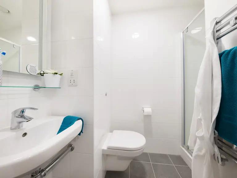 Room Empire Way in Greater London