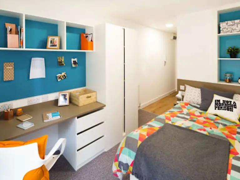 Room Empire Way in Greater London