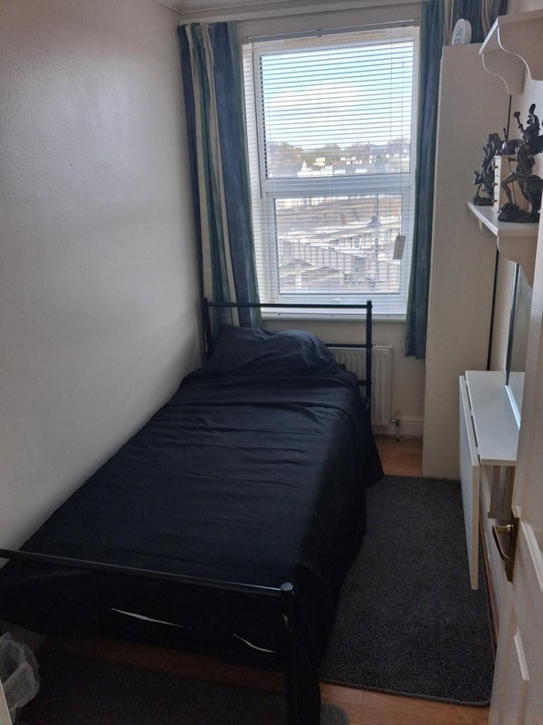 Room Kentish Town Road in Greater London