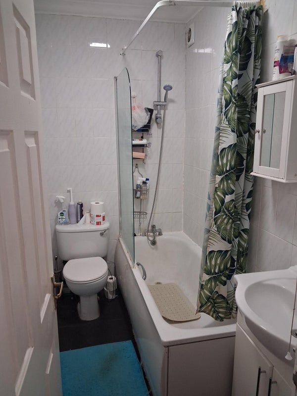 Room Kentish Town Road in Greater London