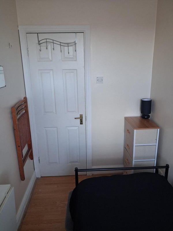 Room Kentish Town Road in Greater London